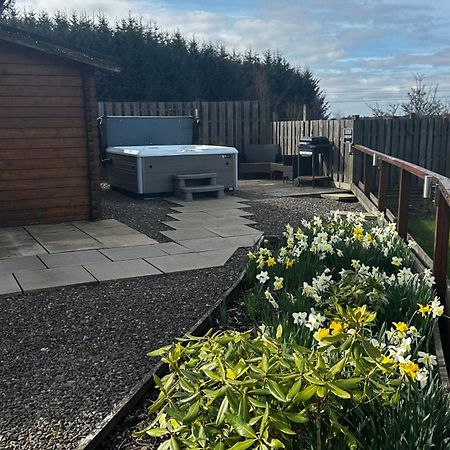 Lochinvar - Highland Log Cabin With Private Hot Tub Airdrie Eksteriør billede
