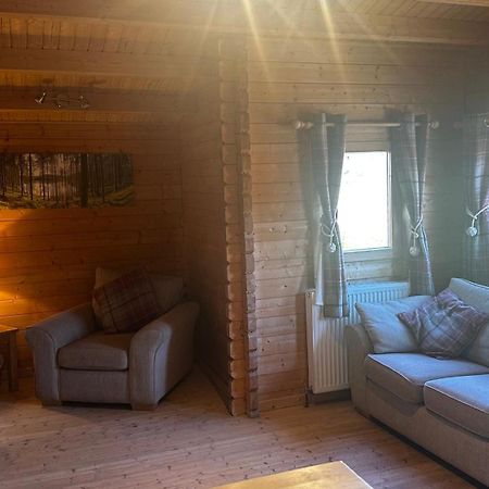 Lochinvar - Highland Log Cabin With Private Hot Tub Airdrie Eksteriør billede