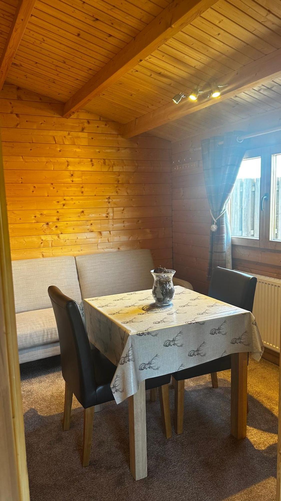 Lochinvar - Highland Log Cabin With Private Hot Tub Airdrie Eksteriør billede