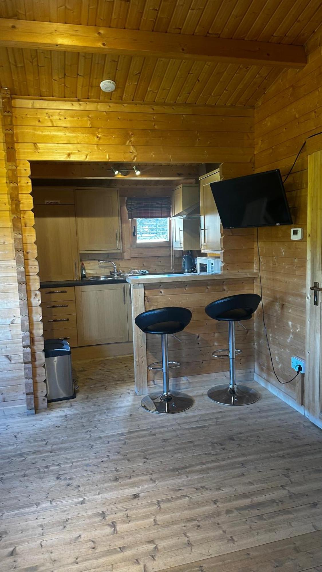 Lochinvar - Highland Log Cabin With Private Hot Tub Airdrie Eksteriør billede